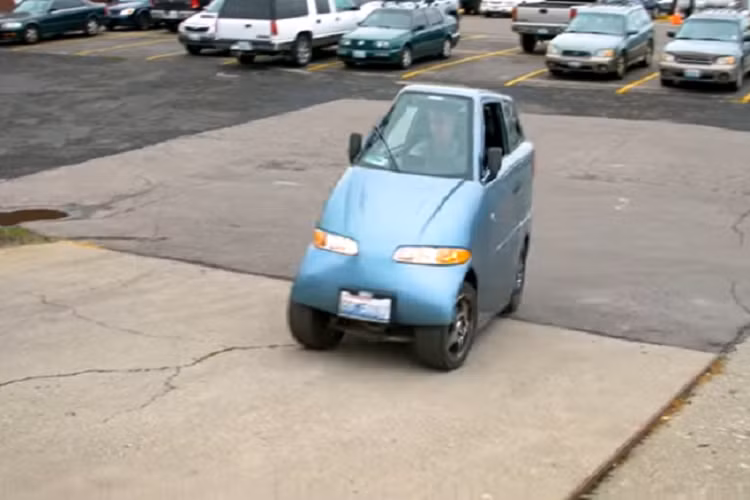 Dù là một chiếc xe “kit” được chế tạo từ các bộ phận tách biệt từ nhiều nhà sản xuất khác (bởi Commuter Cars không thể đảm bảo nguồn vốn để bắt đầu một dây chuyền sản xuất của riêng mình), chỉ có 12 chiếc Tango T600 hàng hiếm từng được chế tạo trong suốt lịch sử 22 năm của công ty.