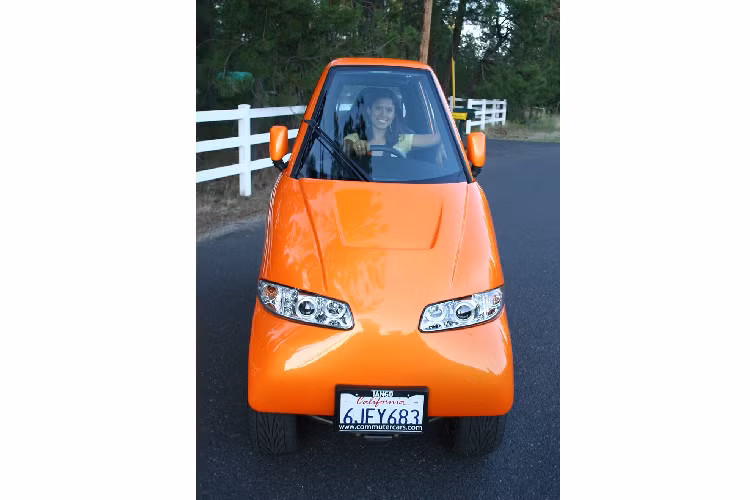 Tango T600 chạy điện từ công ty khởi nghiệp Commuter Cars có lẽ được biết đến nhiều nhất trong vai trò một chiếc xe nhỏ con với những lời tuyên bố lớn và không bao giờ thực hiện được chúng. Nó cũng được biết đến là mẫu micro-car với hệ truyền động điện hoàn toàn mà hồi năm 2005 được ngôi sao George Clooney tán thưởng và thậm chí mua chiếc đầu tiên.