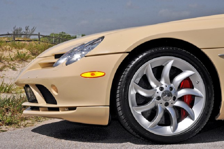 Xe được trang bị màu sơn ngà “Elfenbein” độc đáo với phong cách màu sơn bệt, kết hợp với đó chính là phần mui xe mang màu đỏ Bordeaux đầy sang trọng. So với phần đông những chiếc SLR Mclaren Roadster khác thường mang trên mình những màu sơn như bạc, đen, trắng, đây là một màu sắc cực kì nổi bật, khiến chiếc xe trở nên độc nhất trong số những chiếc SLR huyền thoại.