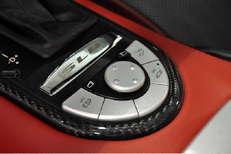 Từ phiên bản cơ sở, Mercedes và Mclaren đã phát triển thêm những bản nâng cấp trong vòng đời của chiếc xe này, điển hình như Mercedes SLR McLaren Roadster, series “722 Edition”.