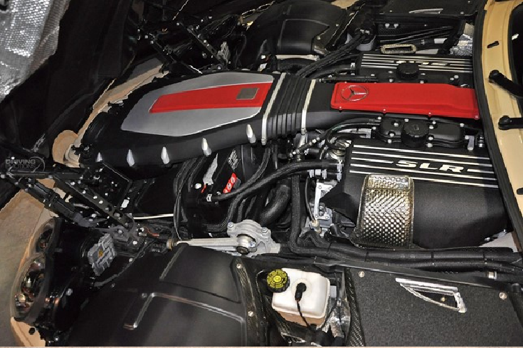 Đặc biệt hơn nữa, trước khi SLR bị khai tử, thương hiệu này đã cho ra mắt phiên bản Speedster độc đáo với chỉ 75 chiếc được sản xuất mang tên “Stirling Moss”.