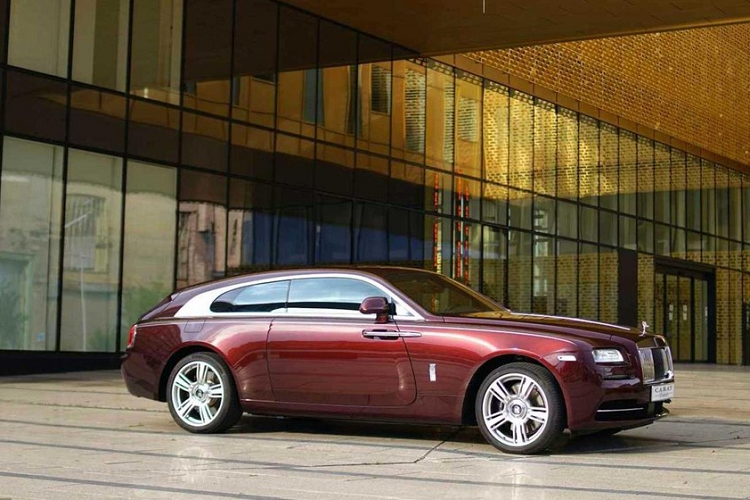 Lần đầu tiên trình làng vào năm 2013, xe siêu sang Rolls-Royce Wraith là dòng xe 2 cửa được ra đời dựa trên khung gầm của "đàn anh" Ghost. Mẫu xe coupe mui cứng này đã nhanh chóng lấy lòng được rất nhiều khách hàng trên toàn thế giới. Thế nhưng, Rolls-Royce Wraith nguyên bản lại chưa thể làm hài lòng một vị khách hàng đến từ Bỉ.