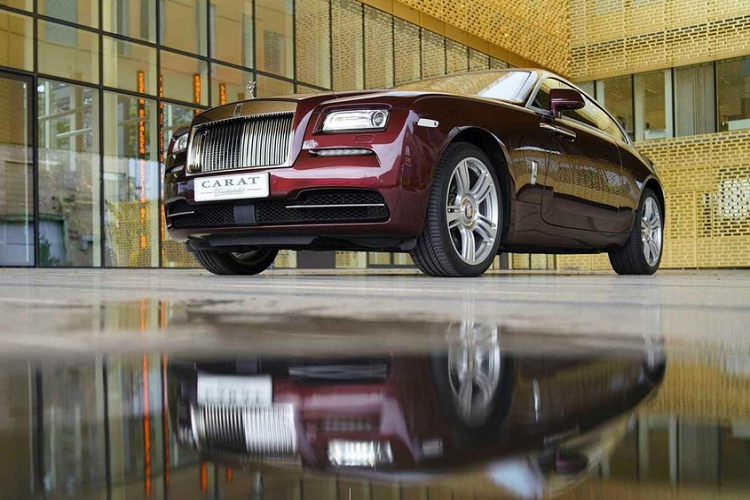 Ngoài ra, chiếc xe này còn được bổ sung cửa sau dốc xuống và cửa sổ bên sườn kéo dài đến cột C mới. Tiếp đến, xe được sơn màu đỏ đậm với những điểm nhấn màu bạc và mạ crôm như đường chân kính hay lưới tản nhiệt trước.