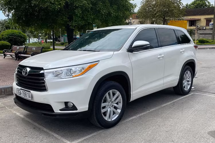 Tại Việt Nam, hầu hết các mẫu Toyota Highlander đời này được đưa về nước thuộc phiên bản “LE” sử dụng động cơ 4cyl 2.7L Tiêu Chuẩn nhằm giảm mức thuế tiêu thụ đặc biệt. Động cơ 4cyl 2.7L hút khí tự nhiên này cho công suất tối đa 185 mã lực. Sử dụng kết hợp với hộp số tự động 6 cấp và hệ dẫn động cầu trước (FWD).