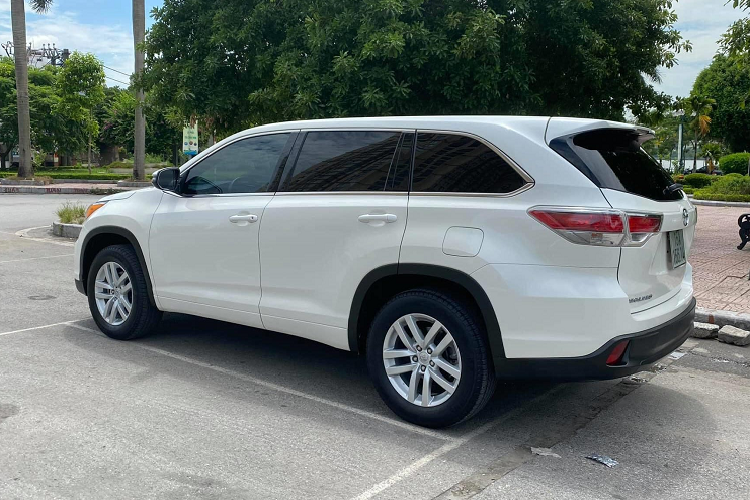 Cùng với Venza và Camry - Toyota Highlander là một trong những dòng xe Toyota nhập Mỹ rẩt được ưa chuộng tại thị trường Việt Nam. Cách đây nhiều năm, ở thời điểm trước khi Ford Explorer được phân phối chính hãng tại thị trường Việt, Toyota Highlander nhập Mỹ dường như là một lựa chọn duy nhất dành cho khách mua xe khi có nhu cầu sở hữu một chiếc crossover SUV cỡ trung 7 chỗ.