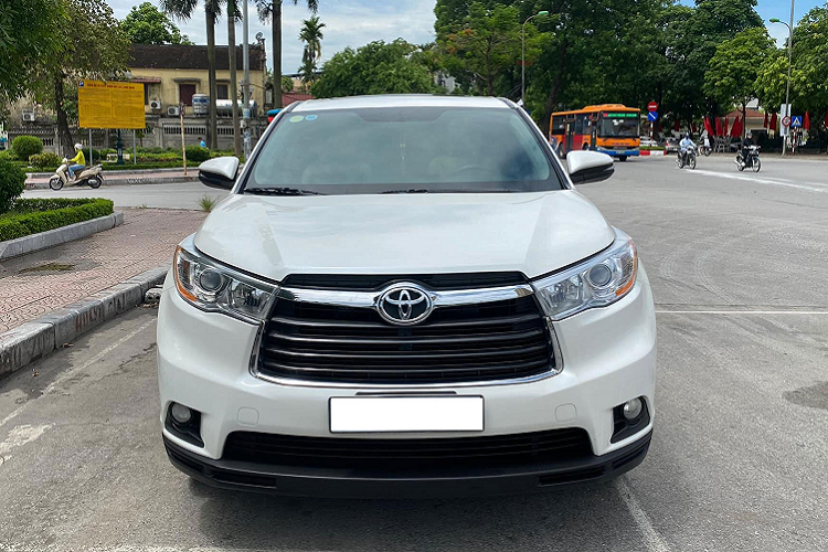 Chiếc Toyota Highlander đời 2015 nhập Mỹ bản LE tiêu chuẩn này được rao bán lại với giá chưa tới 1,4 tỷ đồng. Làm so sánh, mức giá này người mua có thể đập hộp Ford Everest 2.0L biturbo hay Toyota Fortuner 2.8L. Bên cạnh đó, mức giá này dễ tiếp cận hơn mẫu xe cùng phân khúc như Ford Explorer đời 2016 đang được rao bán rông rãi với giá khoảng 1,5 tỷ đồng.