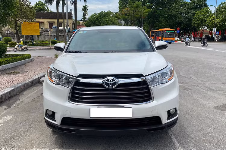 Chiếc Toyota Highlander đời 2015 nhập Mỹ bản LE tiêu chuẩn này được rao bán lại với giá chưa tới 1,4 tỷ đồng. Làm so sánh, mức giá này người mua có thể đập hộp Ford Everest 2.0L biturbo hay Toyota Fortuner 2.8L. Bên cạnh đó, mức giá này dễ tiếp cận hơn mẫu xe cùng phân khúc như Ford Explorer đời 2016 đang được rao bán rông rãi với giá khoảng 1,5 tỷ đồng.