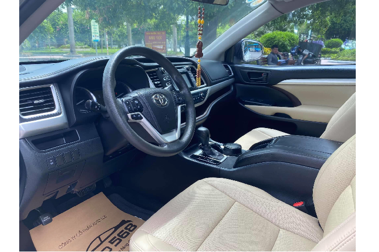 Thế hệ Highlander này còn có các phiên bản khác như: LE Plus, XLE hay Limited sử dụng động cơ V6 3.5L mang công suất 270 mã lực và mô-men 249Nm, đi kèm với hệ dẫn động bốn bánh toàn thời gian (AWD).