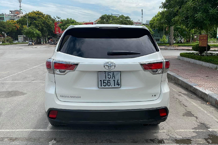 Cả 3 hàng ghế đều được trang bị cửa gió điều hòa riêng biệt. Nội thất Highlander 2015 bản tiêu chuẩn LE này được trang bị các tiện nghi đủ dùng bao gồm: Khởi động chìa cơ, điều hòa tự động 2 vùng, hệ thống thông tin giải trí đầu CD, radio, bluetooth, dàn âm thanh 6 loa, jack cắm thêm thiết bị âm thanh cá nhân (AUX/USB) và hơn nữa. Xe đi kèm với nhiều công nghệ an toàn như: kiểm soát độ bám đường, phân bố lực phanh điện tử, cân bằng điện tử, hỗ trợ phanh khẩn cấp, chống bó cứng phanh ABS, hỗ trợ khởi hành ngang dốc…