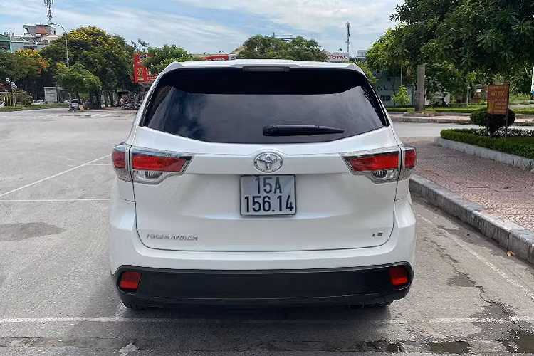 Cả 3 hàng ghế đều được trang bị cửa gió điều hòa riêng biệt. Nội thất Highlander 2015 bản tiêu chuẩn LE này được trang bị các tiện nghi đủ dùng bao gồm: Khởi động chìa cơ, điều hòa tự động 2 vùng, hệ thống thông tin giải trí đầu CD, radio, bluetooth, dàn âm thanh 6 loa, jack cắm thêm thiết bị âm thanh cá nhân (AUX/USB) và hơn nữa. Xe đi kèm với nhiều công nghệ an toàn như: kiểm soát độ bám đường, phân bố lực phanh điện tử, cân bằng điện tử, hỗ trợ phanh khẩn cấp, chống bó cứng phanh ABS, hỗ trợ khởi hành ngang dốc…