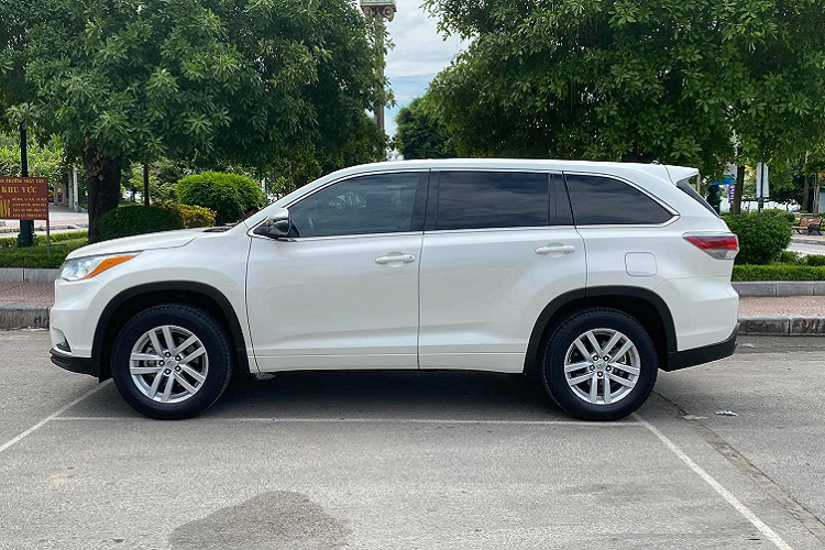 Toyota Highlander phiên bản tiêu chuẩn đời cũ là một lựa chọn thích hợp dành cho những khách hàng đề cao sự thực dụng, không yêu cầu quá cao về các trang bị tiện nghi giải trí hiện đại, yêu thích đi xe nhập Mỹ, và có cảm tình đặc biệt với hãng xe Toyota. Nếu có khoảng 1,4 tỷ mua xe 7 chỗ để phục vụ gia đình, các bác có sẵn sàng sở hữu mẫu xe này không?