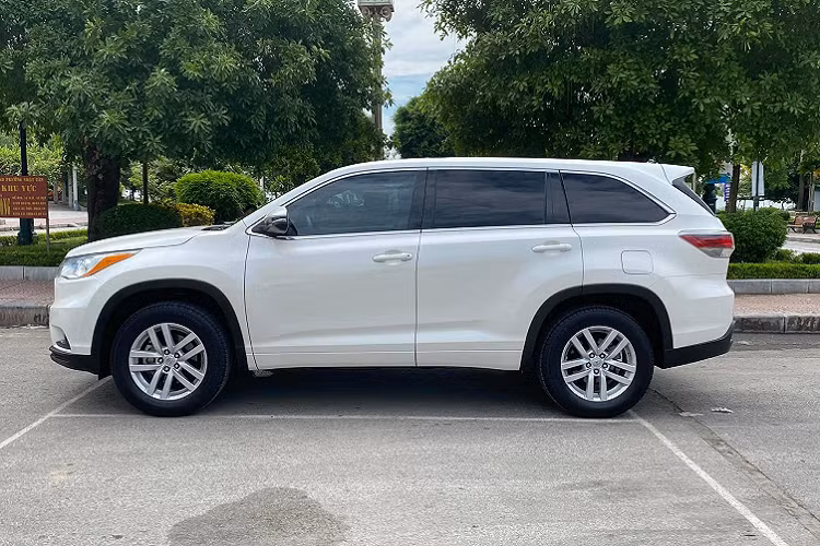 Toyota Highlander phiên bản tiêu chuẩn đời cũ là một lựa chọn thích hợp dành cho những khách hàng đề cao sự thực dụng, không yêu cầu quá cao về các trang bị tiện nghi giải trí hiện đại, yêu thích đi xe nhập Mỹ, và có cảm tình đặc biệt với hãng xe Toyota. Nếu có khoảng 1,4 tỷ mua xe 7 chỗ để phục vụ gia đình, các bác có sẵn sàng sở hữu mẫu xe này không?