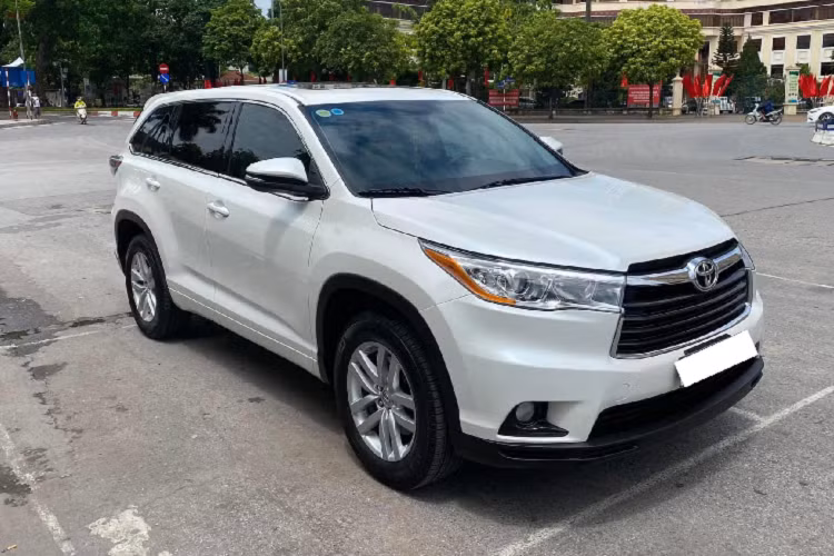 Co nen mua Toyota Highlander 2015 nhap My hon 1,4 ty dong?