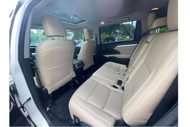 Toyota Highlander nhập Mỹ có chiều dài 4.854 mm, chiều rộng 1.925 mm, và chiều cao 1.730 mm, đi cùng chiều dài cơ sở ở mức 2.790 mm. Nhờ đó, Highlander có thể đem đến chỗ ngồi thoải mái cho 7 người. Riêng hàng ghế thứ 3 cũng có thể gập linh hoạt như hàng ghế thứ 2 để giúp tăng thể tích chứa đồ lên đáng kể. Hàng ghế thứ 3 có kích thước khá lớn, tuy nhiên khoảng để chân tại hàng ghế này khá hẹp chỉ phù hợp với trẻ nhỏ. 