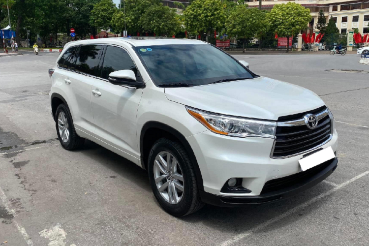 Hiện tại, những chiếc Toyota Highlander 2020 mới được được về nước theo diện nhập tư tại Việt Nam có giá trên dưới 4 tỷ đồng, một mức giá không hề rẻ vượt xa tầm với của nhiều người. Chính vì thế, lựa chọn xe đã qua sử dụng đời 2014 - 2015 có giá dưới 1,5 tỷ đồng là một gợi ý dễ dàng sở hữu hơn.