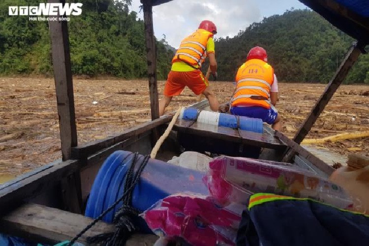 Thậm chí, bộ đội, công an phải chèo tay vì máy thuyền bị rác cuốn không thể hoạt động.