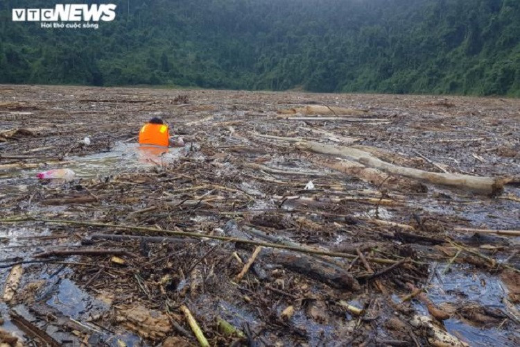 Nhiều chiến sĩ dầm mưa, bới rác trên mặt sông để tìm kiếm tung tích nạn nhân.