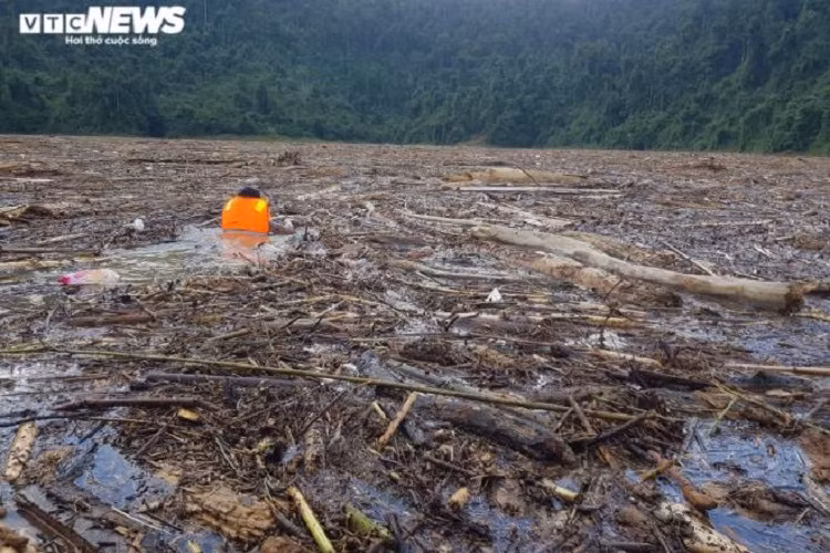 Nhiều chiến sĩ dầm mưa, bới rác trên mặt sông để tìm kiếm tung tích nạn nhân.