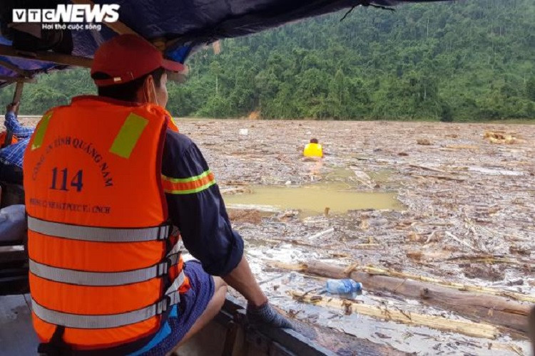 Trước khả năng các nạn nhân mất tích bị cuốn trôi ra sông, 2 hôm nay (1-2/11), công tác tìm kiếm được mở rộng ra khu vực sông Leng và lòng hồ sông Tranh 2.