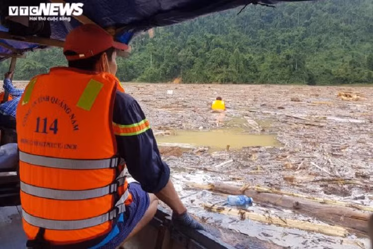 Trước khả năng các nạn nhân mất tích bị cuốn trôi ra sông, 2 hôm nay (1-2/11), công tác tìm kiếm được mở rộng ra khu vực sông Leng và lòng hồ sông Tranh 2.