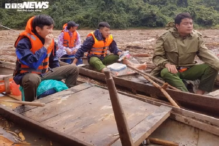 Đến thời điểm hiện tại, lực lượng chức năng tìm thấy 8 thi thể nạn nhân tại hiện trường và đang tích cực tìm kiếm 14 người còn lại sau trận sạt lở núi kinh hoàng xảy ra vào chiều 28/10 làm 11 ngôi nhà ở nóc Ông Đề bị vùi lấp.