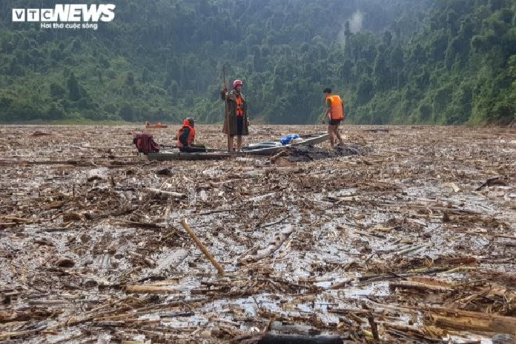 Theo đó, lực lượng Công an PCCC - TKCN tỉnh Quảng Nam, Bộ đội Biên phòng tỉnh, Công an huyện Bắc Trà My, Công an huyện Nam Trà dùng 20 cano, thuyền máy tích cực tìm kiếm tung tích các nạn nhân trên diện tích hơn 200 ha mặt nước. 