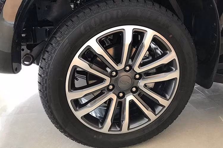 Xe sở hữu thiết kế vững chãi đặc trưng của dòng SUV thương hiệu Mỹ, đồng thời vẫn phản phất nét lịch lãm của một chiếc xe đô thị vốn đã được đánh giá cao ngay từ khi mới ra đời. Bản Titanium hai cầu sử dụng vành hợp kim nhôm đúc thiết kế dạng 6 chấu kép kích cỡ 20 inch trong khi các bản tiêu chuẩn sử dụng vành hợp kim 18 và 17 inch. 