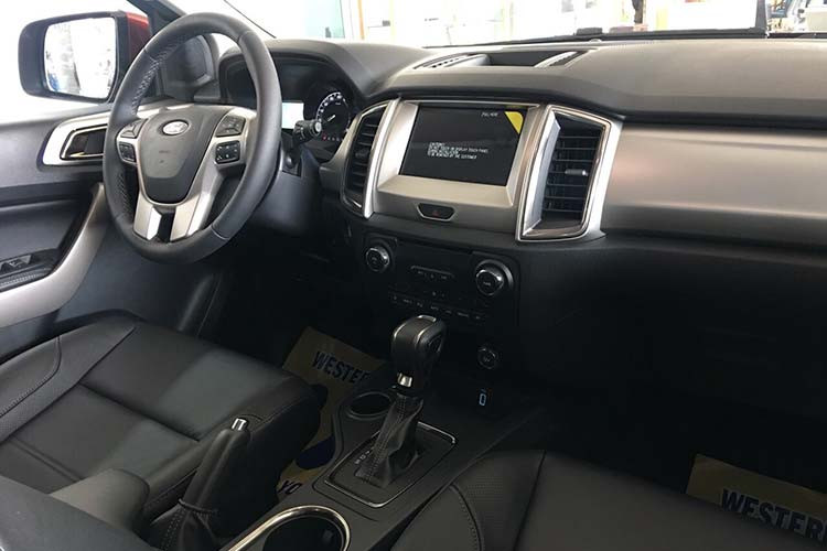 Bên dưới nắp ca pô của Ford Everest 2.0L Titanium AT 4x2 2020 vẫn là động cơ dầu 4 xy lanh thẳng hàng dung tích 2.0L TDCi tăng áp cho công suất tối đa 180 mã lực và mô-men xoắn cực đại 420Nm đạt được 1.750 – 2.500 v/p. Sức mạnh được truyền xuống cầu sau thông qua hộp số tự động 10 cấp (10AT) – hộp số nhiều cấp nhất trong phân khúc SUV 7 chỗ cỡ trung hiện nay.