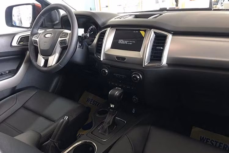 Bên dưới nắp ca pô của Ford Everest 2.0L Titanium AT 4x2 2020 vẫn là động cơ dầu 4 xy lanh thẳng hàng dung tích 2.0L TDCi tăng áp cho công suất tối đa 180 mã lực và mô-men xoắn cực đại 420Nm đạt được 1.750 – 2.500 v/p. Sức mạnh được truyền xuống cầu sau thông qua hộp số tự động 10 cấp (10AT) – hộp số nhiều cấp nhất trong phân khúc SUV 7 chỗ cỡ trung hiện nay.