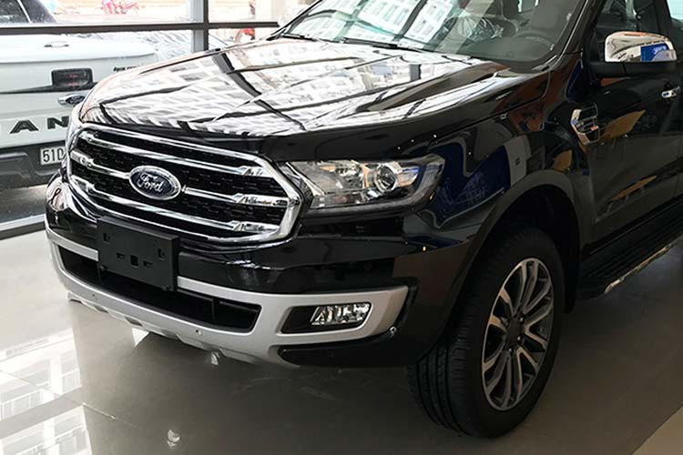 Ngoại thất Ford Everest 2.0L Titanium AT 4x2 2020 vẫn giống phiên bản trước, nhưng được trang bị cụm đèn pha bi-LED mới, sử dụng viền thấu kính (projector) hình dáng vuông, cụm đèn pha mới còn mang lại hiệu suất chiếu sáng tốt hơn đèn pha cũ. Cản chắn thiết kế góc cạnh với tấm ốp thể thao lớn dạng cánh én để tạo điểm nhấn thể thao.