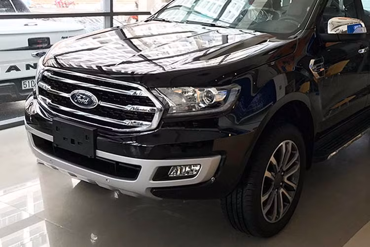 Ngoại thất Ford Everest 2.0L Titanium AT 4x2 2020 vẫn giống phiên bản trước, nhưng được trang bị cụm đèn pha bi-LED mới, sử dụng viền thấu kính (projector) hình dáng vuông, cụm đèn pha mới còn mang lại hiệu suất chiếu sáng tốt hơn đèn pha cũ. Cản chắn thiết kế góc cạnh với tấm ốp thể thao lớn dạng cánh én để tạo điểm nhấn thể thao.