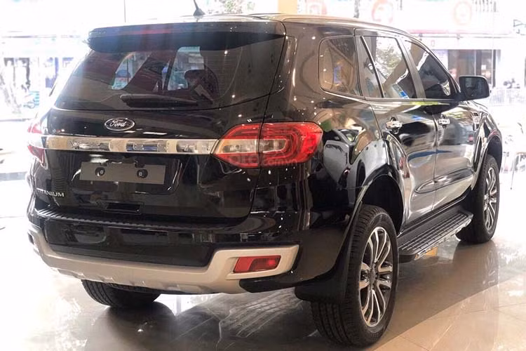 Về ngoại thất, thiết kế của mẫu xe SUV Ford Everest mới nhập khẩu nguyên chiếc về Việt Nam đã được trau truốt lại với kiểu dáng hiện đại hơn so với trước. Tuy nhiên, mẫu xe này cũng không thay đổi kích thước tổng thể, cụ thể là 4.892 x 1.860 x 1.837 (mm) tương ứng dài x rộng x cao, chiều dài cơ sở 2.850mm, khoảng sáng gầm cao 210mm.