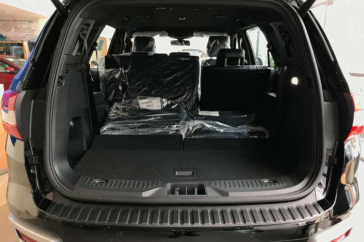 Ngoài ra, xe cũng có hệ thống phanh tự động khẩn cấp đi kèm hệ thống radar và cảm biến xung quanh, hệ thống kiểm soát áp suất lốp. Đi cùng là hàng loạt công nghệ khác như: điều khiển hành trình thích ứng, hệ thống giữ làn đường, cảnh báo va chạm phía trước, cảnh báo điểm mù, cảnh báo người băng qua đường. Xe sở hữu 7 túi khí gồm: 2 túi khí trước, túi khí bên, túi khí rèm và túi khí đầu gối.