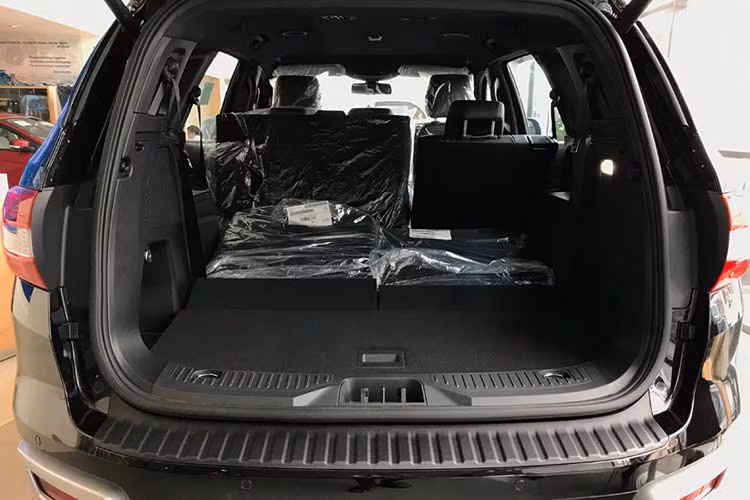 Ngoài ra, xe cũng có hệ thống phanh tự động khẩn cấp đi kèm hệ thống radar và cảm biến xung quanh, hệ thống kiểm soát áp suất lốp. Đi cùng là hàng loạt công nghệ khác như: điều khiển hành trình thích ứng, hệ thống giữ làn đường, cảnh báo va chạm phía trước, cảnh báo điểm mù, cảnh báo người băng qua đường. Xe sở hữu 7 túi khí gồm: 2 túi khí trước, túi khí bên, túi khí rèm và túi khí đầu gối.