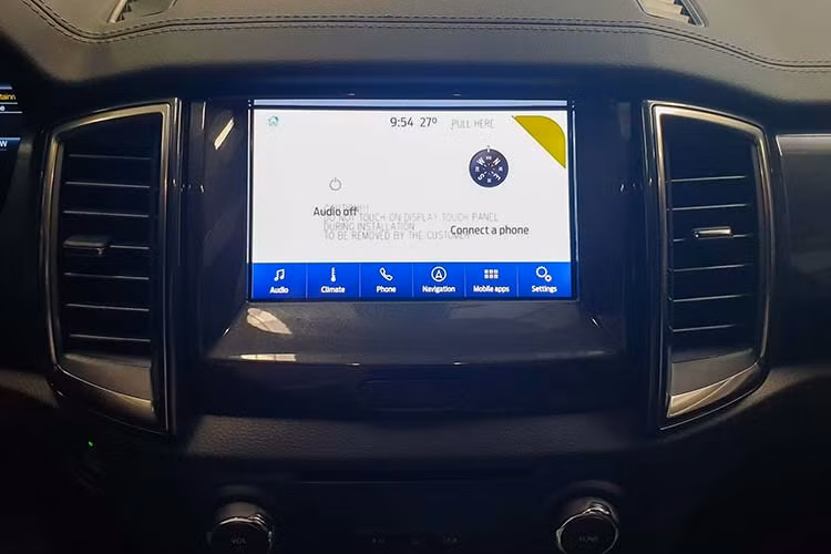 Ford Everest 2020 được trang bị hệ thống giải trí SYNC Gen 3 phiên bản 3.4 mới + điều khiển giọng nói, ngoài ra trên màn hình giao diện SYNC 3 cũng đã được thay đổi màu trắng sang xanh dương mới hiển thị trực quan hơn. Bên cạnh đó, Everest 2.0L Titanium AT 4x2 2020 vẫn giữ màn hình cảm ứng 8” kết nối điện thoại thông minh thông qua các ứng dụng như Applink, Apple CarPlay hay Android Auto.