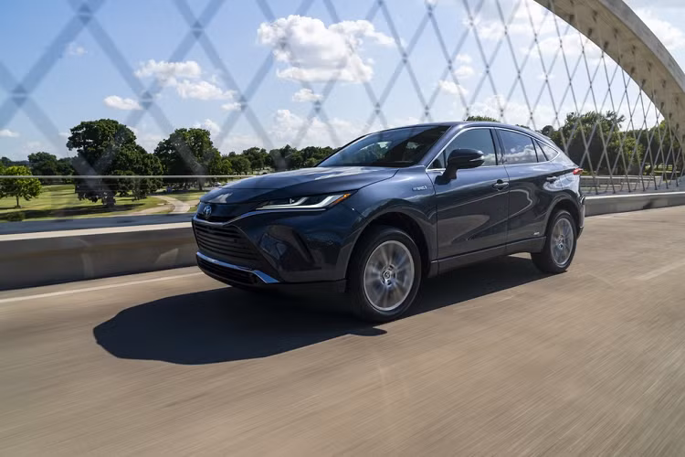 Dưới nắp capo của Toyota Venza 2021 là công nghệ hybrid gồm động cơ xăng 2.5L kết hợp cùng 3 động cơ điện cho tổng công suất sản sinh đạt 219 mã lực. Đi kèm với đó, xe có 3 chế độ lái gồm Bình thường, Tiết kiệm và Thể thao. Dưới nắp capo của Toyota Venza 2021 là công nghệ hybrid gồm động cơ xăng 2.5L kết hợp cùng 3 động cơ điện cho tổng công suất sản sinh đạt 219 mã lực. Đi kèm với đó, xe có 3 chế độ lái gồm Bình thường, Tiết kiệm và Thể thao.