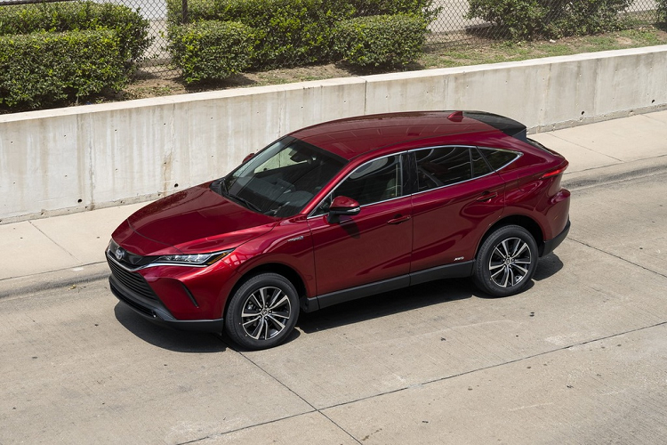 Venza mới thuộc nhóm sản phẩm xây dựng trên nền tảng khung xe TNGA-K của Toyota và được định vị là dòng crossover 5 chỗ cao cấp dành cho gia đình. So với RAV4 hay Highlander, Toyota Venza 2021 có cabin rộng rãi và hiện đại hơn.