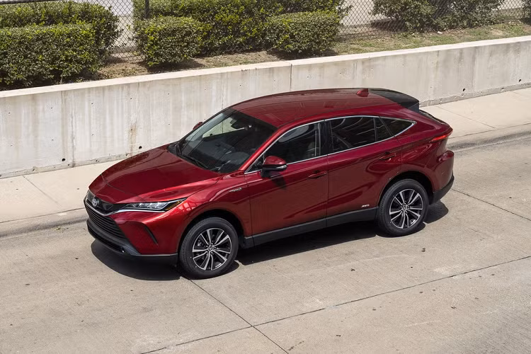 Venza mới thuộc nhóm sản phẩm xây dựng trên nền tảng khung xe TNGA-K của Toyota và được định vị là dòng crossover 5 chỗ cao cấp dành cho gia đình. So với RAV4 hay Highlander, Toyota Venza 2021 có cabin rộng rãi và hiện đại hơn.