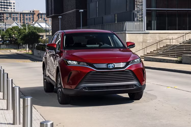 Thực tế, Toyota Venza thế hệ thứ 2 chính là biến thể khác của Toyota Harrier đời 2020 tại Nhật Bản. Với khách hàng Bắc Mỹ, Toyota cung cấp tiêu chuẩn cấu hình động cơ hybrid đi cùng hệ dẫn động AWD thay vì có tùy chọn động cơ xăng và dẫn động một cầu như ở thị trường nội địa.