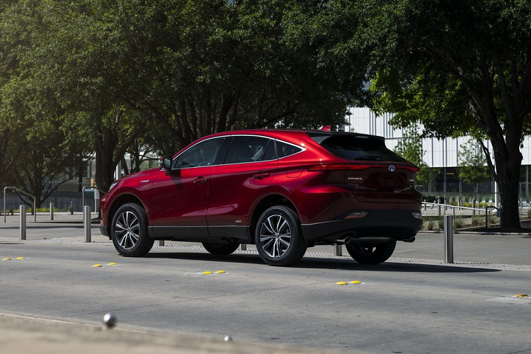 Mức giá xe Toyota Venza 2021 bắt đầu từ 33.645 USD (tương đương 780 triệu đồng) cho bản tiêu chuẩn LE. Tiếp đến, model Toyota Venza XLE có giá đề xuất 37.175 USD (tương đương hơn 860 triệu đồng). Phiên bản cao cấp nhất Limited có mức giá 40.975 USD, khoảng 950 triệu.