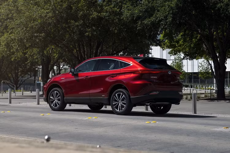 Mức giá xe Toyota Venza 2021 bắt đầu từ 33.645 USD (tương đương 780 triệu đồng) cho bản tiêu chuẩn LE. Tiếp đến, model Toyota Venza XLE có giá đề xuất 37.175 USD (tương đương hơn 860 triệu đồng). Phiên bản cao cấp nhất Limited có mức giá 40.975 USD, khoảng 950 triệu.