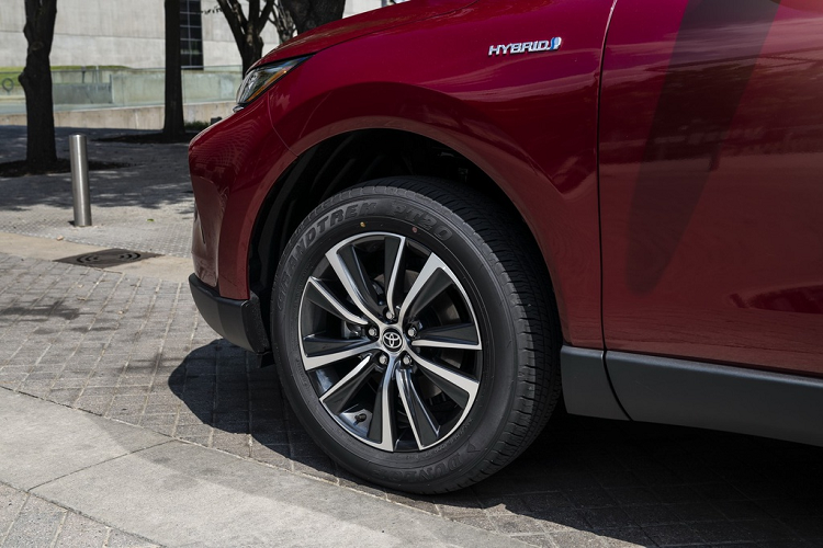 Chia sẻ gần như toàn bộ thiết kế từ Toyota Harrier, Venza mang kiểu dáng lịch lãm và sang trọng với nhiều đường nét sắc sảo. Điểm nhấn đáng chú ý có thể kể đến cụm đèn chiếu sáng được nối liền bởi mặt ca-lăng cỡ lớn và đèn hậu LED thanh mảnh trải dài hết chiều ngang đuôi xe.