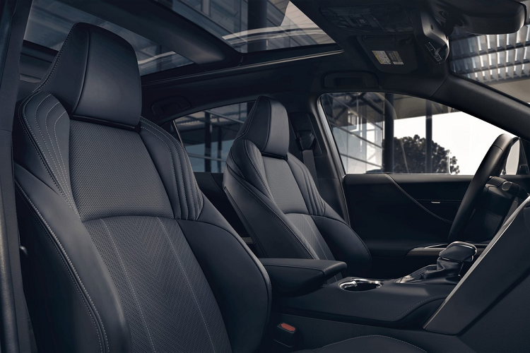 Với việc được trang bị tiêu chuẩn hệ thống Toyota Safety Suite 2.0, Venza 2021 có một loạt các chức năng hỗ trợ và an toàn chủ động như phát hiện va chạm trước với phanh khẩn cấp tự động, kiểm soát hành trình thích ứng động, hỗ trợ giữ làn đường, cảnh báo điểm mù, hỗ trợ đọc biển báo giao thông, hỗ trợ phát hiện xe đạp và người đi bộ.