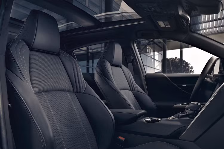 Với việc được trang bị tiêu chuẩn hệ thống Toyota Safety Suite 2.0, Venza 2021 có một loạt các chức năng hỗ trợ và an toàn chủ động như phát hiện va chạm trước với phanh khẩn cấp tự động, kiểm soát hành trình thích ứng động, hỗ trợ giữ làn đường, cảnh báo điểm mù, hỗ trợ đọc biển báo giao thông, hỗ trợ phát hiện xe đạp và người đi bộ.