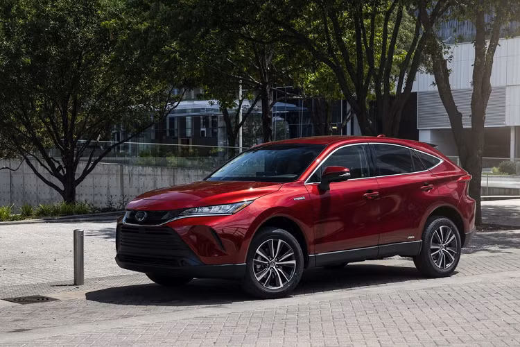 Sớm hơn kế hoạch dự kiến bán đầu khi mới ra mắt hồi tháng 5, Toyota Venza 2021 mới sẽ bắt đầu bán ra từ tháng 9/2020 tới đây tại thị trường Mỹ. Cách đây 5 năm, Toyota đã quyết định dừng sản xuất Venza thế hệ đầu tiên và nay đời xe mới đã chính thức trở lại.