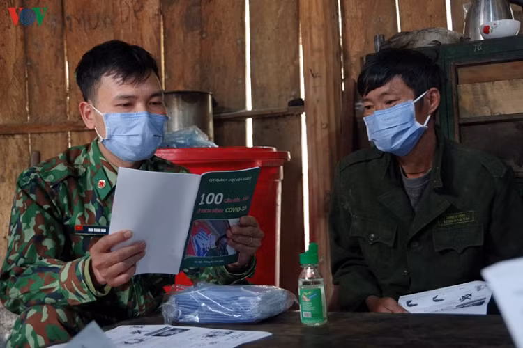 Những cách thức phòng, chống dịch như tránh tiếp xúc người lạ, tập trung nơi đông người, thường xuyên rửa tay bằng xà phòng, đeo khẩu trang khi ra ngoài và khai báo với chính quyền, bộ đội biên phòng khi có trong bản có người lạ về bản. 