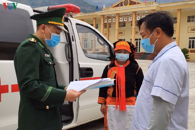 Người dân nhập cảnh về nước đều được tuyên truyền, vận động và kiểm soát chặt chẽ về y tế, đưa về các khu cách ly tạm thời để bàn giao cho lực lượng y tế quản lý, theo dõi. 