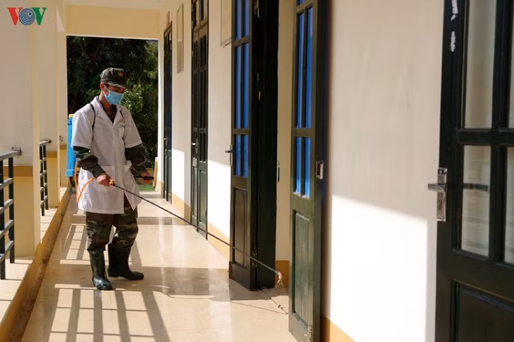 Việc khử khuẩn các khu cách ly được lực lượng quân y biên phòng phối hợp với y tế địa phương thực hiện để đảm bảo an toàn cho người dân khi cách ly. 