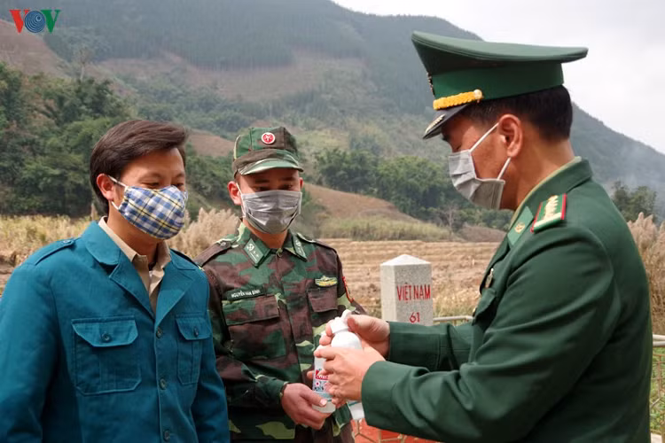 Dù còn nhiều khó khăn, nhưng Bộ Chỉ huy bộ đội biên phòng Lai Châu cũng trang bị tốt cho các lực lượng chốt chặn về khẩu trang, nước rửa tay sát khuẩn để phòng dịch xâm nhiễm 