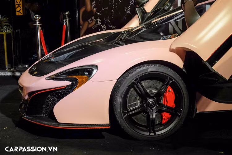 Chưa dừng lại ở đó, hệ thống ống xả nguyên bản đã được tháo ra nhường chỗ cho hệ thống ống xả hiệu năng cao đến từ thương hiệu Innotech Performance Exhaust trị giá hơn 300 triệu đồng. Âm thanh mà hệ thống ống xả độ này mang lại có phần uy lực và vang hơn rõ rệt khi so sánh với âm thanh từ chi tiết nguyên bản. Ngoài ra, xe còn được hiệu chỉnh lại ECU để tăng công suất máy nhằm tối ưu hóa khả năng vận hành cho mẫu siêu xe mui trần này.